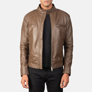 Gatsby Mocha Leder-Bikerjacke für Herren in Dark Brown Sheepskin Leather - Vorderansicht &amp; maßgeschneiderte Silhouette | Online Kaufen