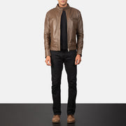 Gatsby Mocha Leder-Bikerjacke für Herren - Seitenansicht mit ergonomischem Ärmelschnitt