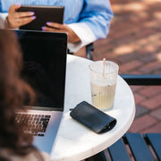 Glasses Case Maplewood für Damen - Seitenansicht mit ergonomischem Ärmelschnitt