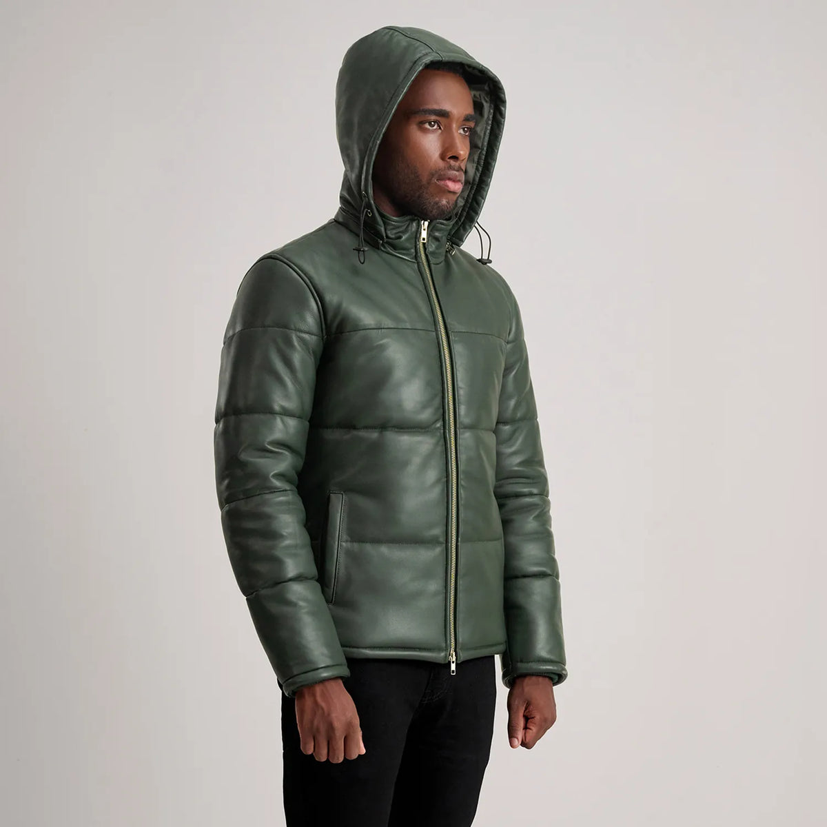 
Passform-Perspektive von Gordon Tan Hooded Leather Puffer Jacket am Model - Natürlicher Faltenwurf im Tageslicht