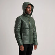 
Passform-Perspektive von Gordon Tan Hooded Leather Puffer Jacket am Model - Natürlicher Faltenwurf im Tageslicht