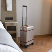Hand Luggage Suitcase Zuna für Damen - Seitenansicht mit ergonomischem Ärmelschnitt