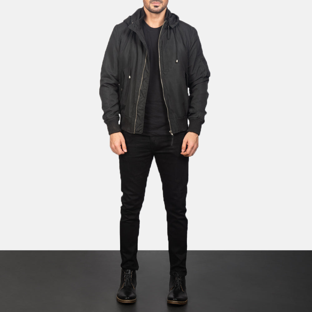 Men's Hanklin Ma-1 Black Hooded Bomber Jacket - Seitenansicht mit ergonomischem Ärmelschnitt