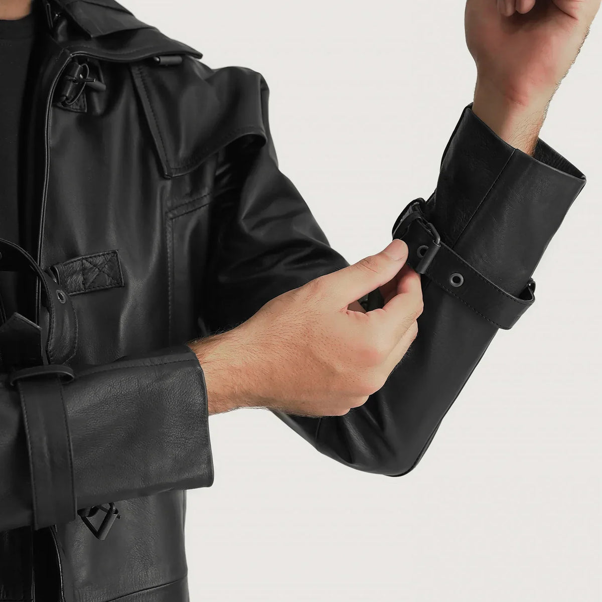 
Detailansicht of Shirt collar with a large hood & Belted Hardware on Huntsman Schwarz Hooded Leder-Trenchcoat für Herren