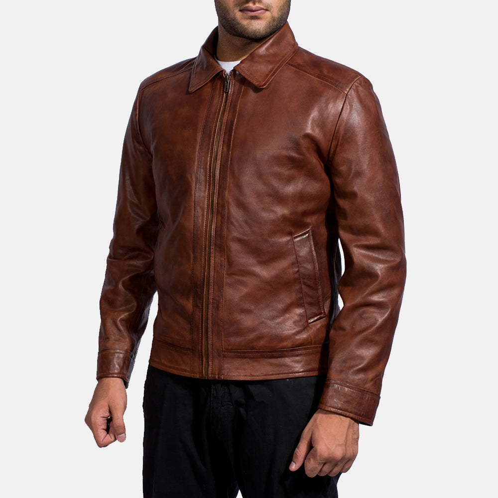 Styled Fit Perspective of Men's Inferno Braun Lederjacke für Herren on Model - Natural Daylight Drape