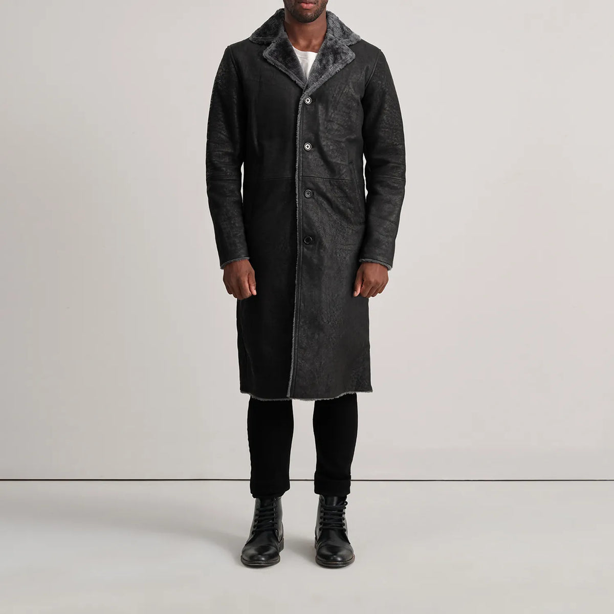 
Kolby Distressed Black Shearling Long Coat - Seitenansicht mit ergonomischem Ärmelschnitt & sportlicher Passform