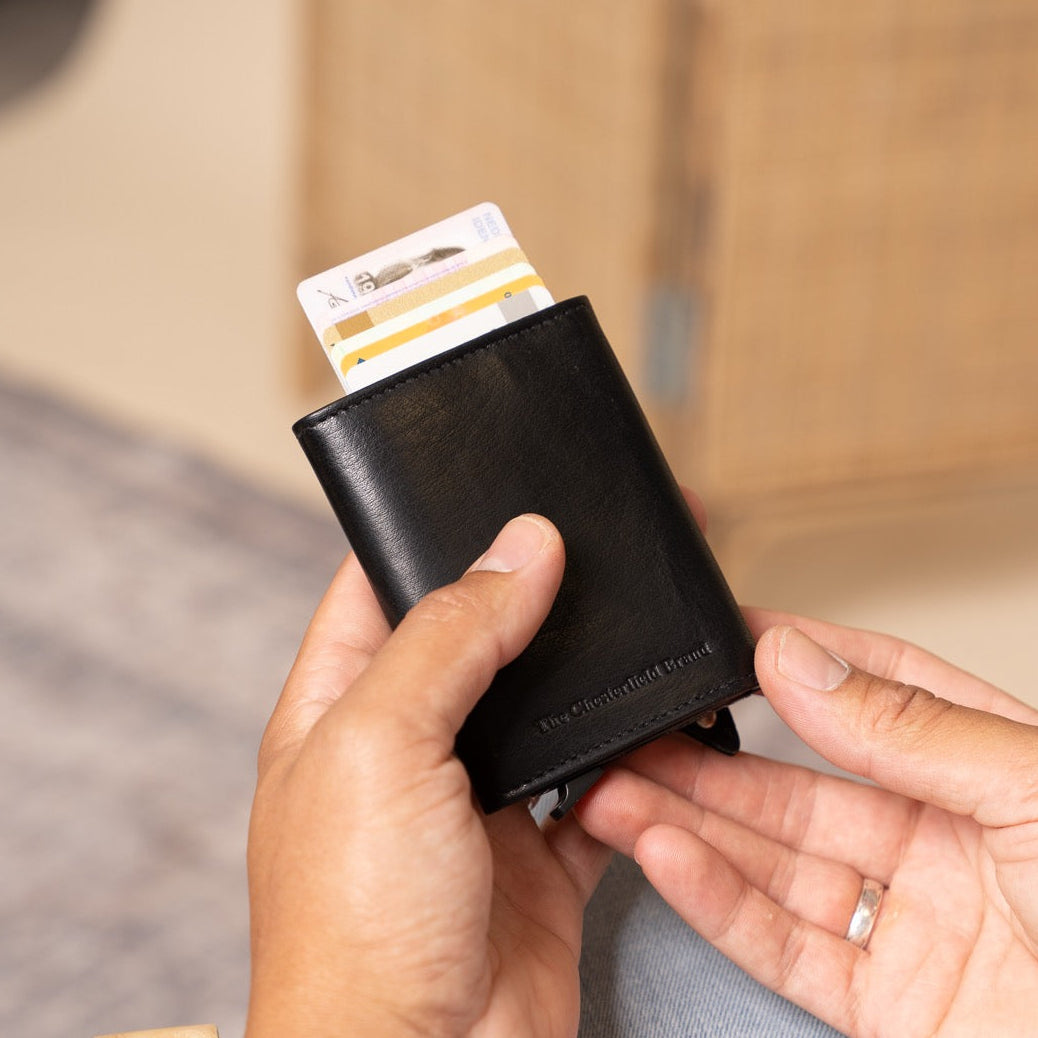 
Classic 100% Full-Grain Leather Card Holder - Rückansicht mit verstärkten Lederträgern & handwerklichen Nähten