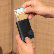 
Classic 100% Full-Grain Leather Card Holder - Rückansicht mit verstärkten Lederträgern & handwerklichen Nähten