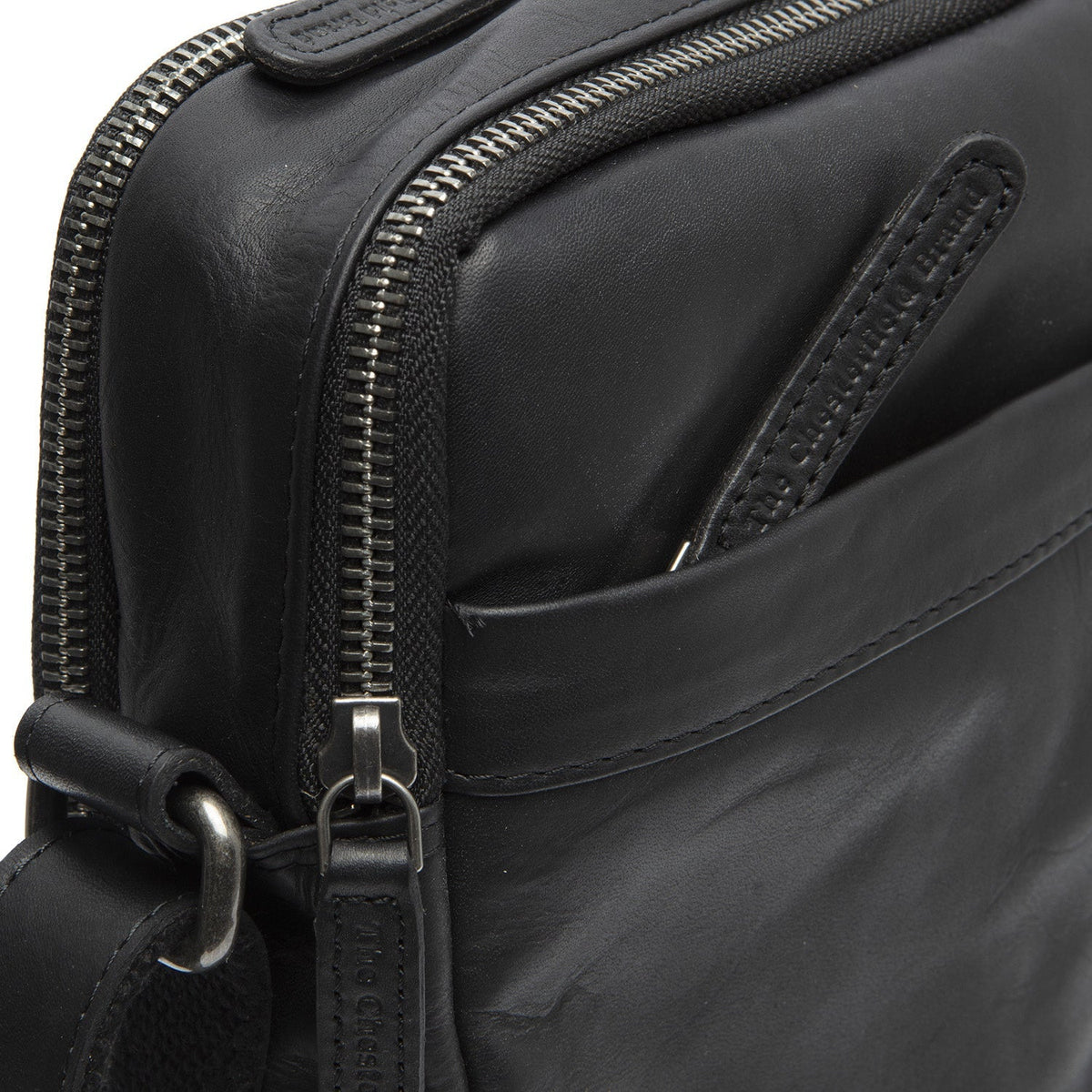 
Solid Antique Brass Hardware & Heavy-Duty Dual Zipper Detail on Alva Vollnarbenleder-Umhängetasche