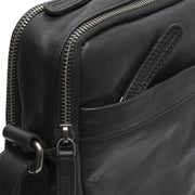 
Solid Antique Brass Hardware & Heavy-Duty Dual Zipper Detail on Alva Vollnarbenleder-Umhängetasche