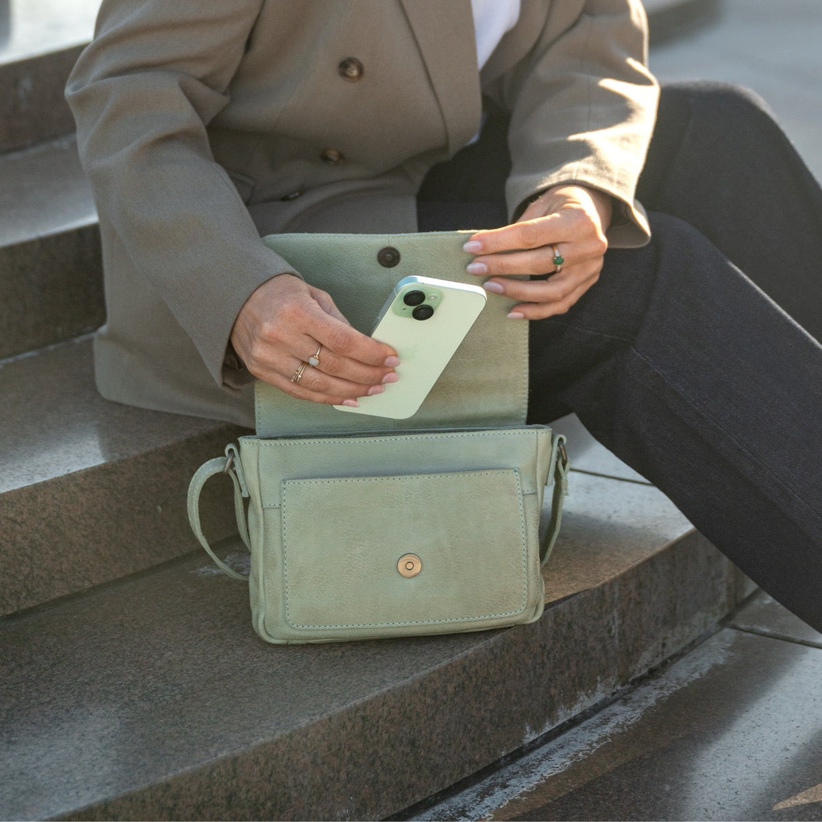 Ann Full-Grain Leather Crossbody Bag für Damen – Zusätzliche Produktansicht 3