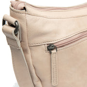 
Solid Antique Brass Hardware & Heavy-Duty Dual Zipper Detail on Clarita Vollnarbenleder-Umhängetasche