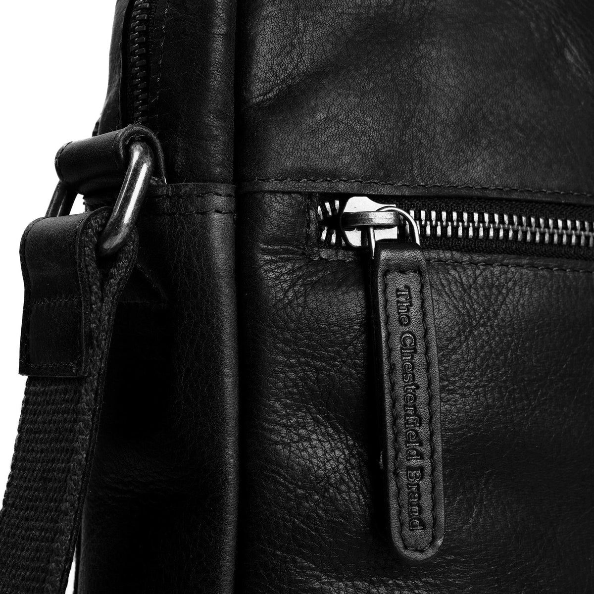 Solid Antique Brass Hardware &amp; Heavy-Duty Dual Zipper Detail on Dessau Full-Grain Leather Crossbody Bag für Herren