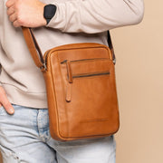 Dessau Full-Grain Leather Crossbody Bag für Herren – Zusätzliche Produktansicht 2