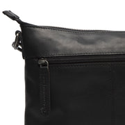 
Solid Antique Brass Hardware & Heavy-Duty Dual Zipper Detail on Faro Vollnarbenleder-Umhängetasche