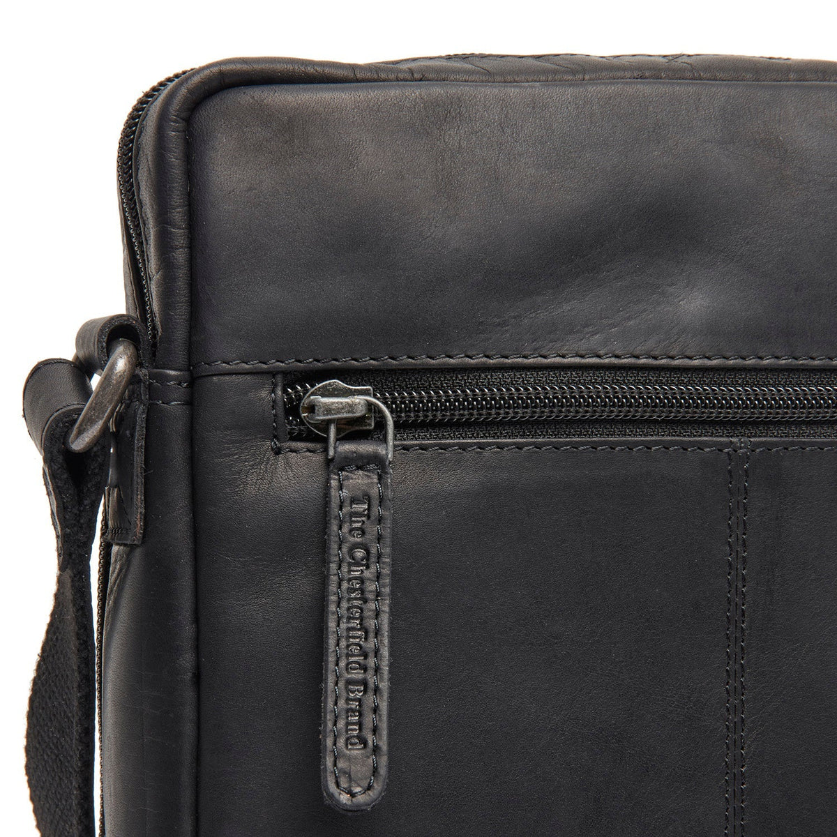 
Solid Antique Brass Hardware & Heavy-Duty Dual Zipper Detail on Montira Vollnarbenleder-Umhängetasche