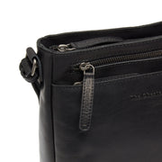 Solid Antique Brass Hardware &amp; Heavy-Duty Dual Zipper Detail on Mumbai Full-Grain Leather Crossbody Bag für Damen
