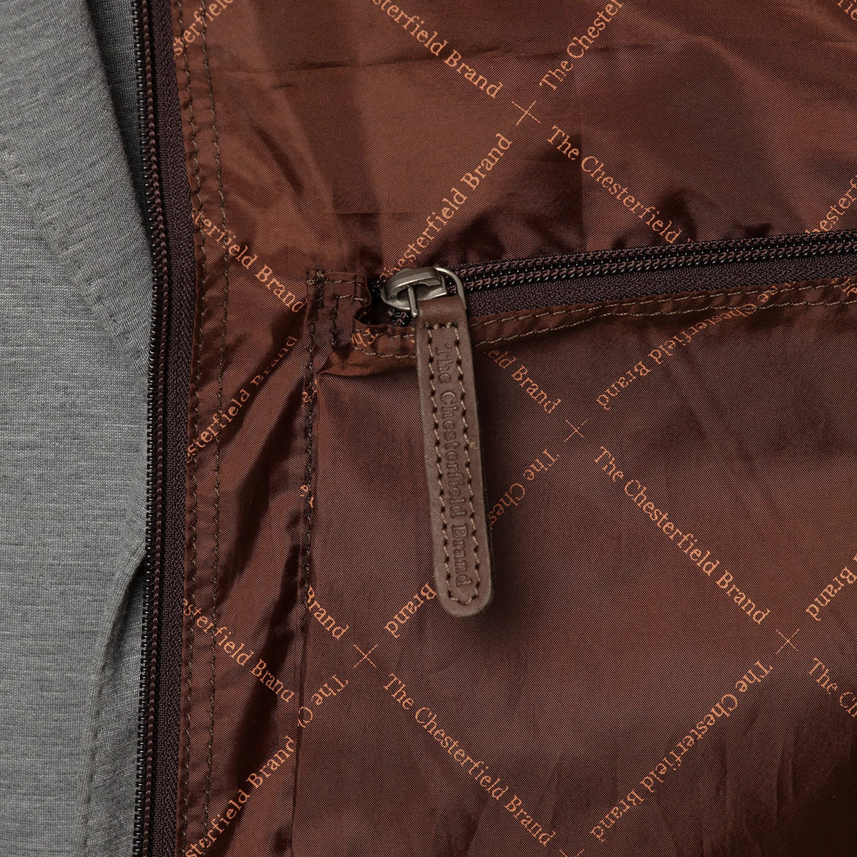 Styled Fit Perspective of Leather Garment Bag Josh für Damen on Model - Natural Daylight Drape