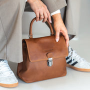 Styled Fit Perspective of Angera Full-Grain Leather Handbag für Damen on Model - Natural Daylight Drape