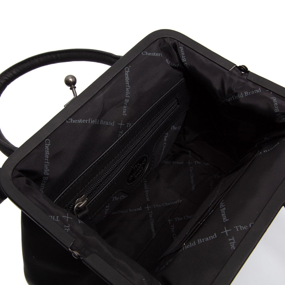 Detailansicht of Classic Collar &amp; Heavy-Duty Zipper Hardware on Chili Full-Grain Leather Handbag für Damen