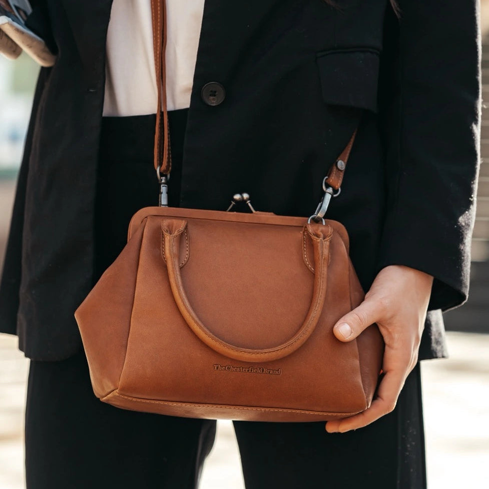 Tailored Rib Cuffs &amp; Hem Craftsmanship Construction Detail on Chili Full-Grain Leather Handbag für Damen
