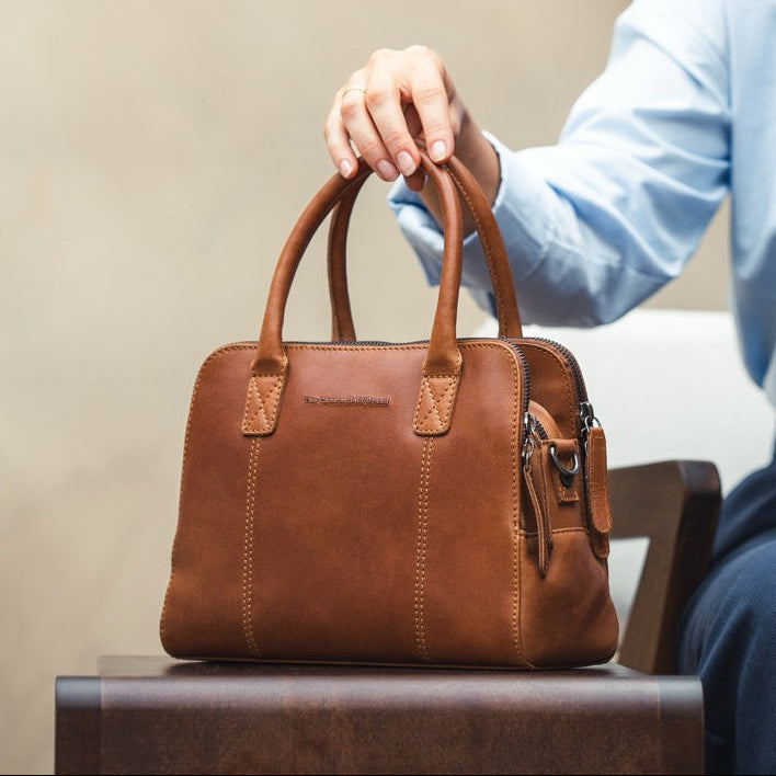 Styled Fit Perspective of Ezra Full-Grain Leather Handbag für Damen on Model - Natural Daylight Drape