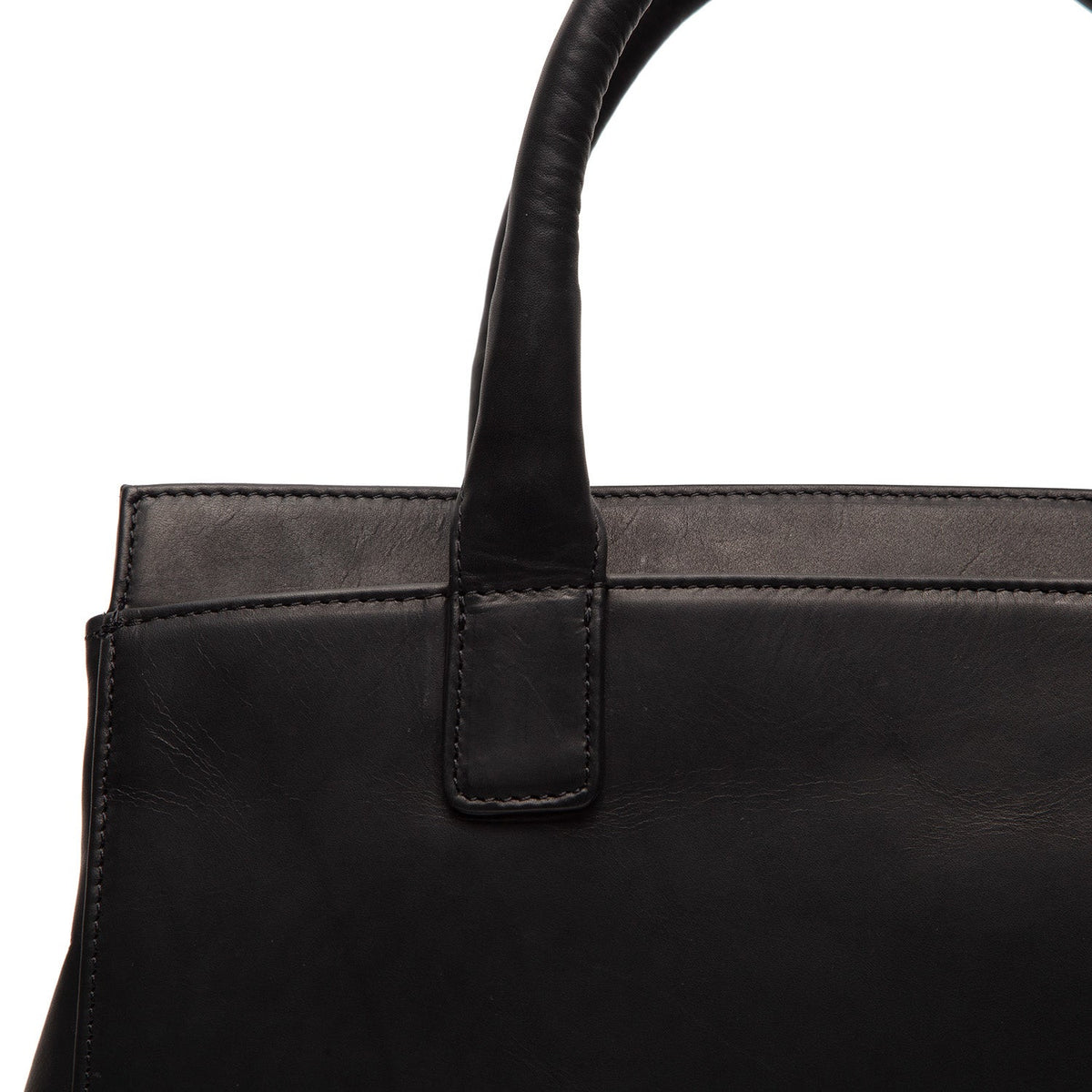 
Detailansicht of Classic Collar & Heavy-Duty Zipper Hardware on Garda Vollnarbenleder-Handtasche