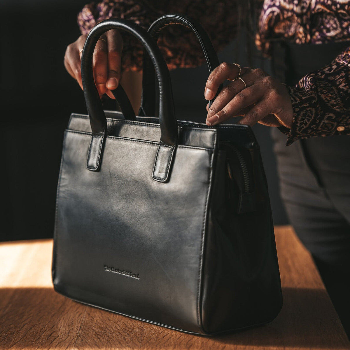 Garda Full-Grain Leather Handbag - Seitenansicht mit ergonomischem Ärmelschnitt & sportlicher Passform