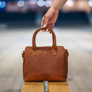 Styled Fit Perspective of Hermosa Full-Grain Leather Handbag für Damen on Model - Natural Daylight Drape