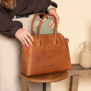 Styled Fit Perspective of Marsala Full-Grain Leather Handbag für Damen on Model - Natural Daylight Drape