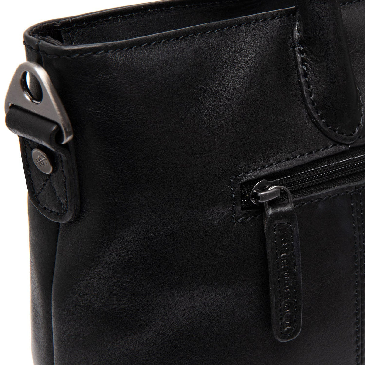Detailansicht of Classic Collar &amp; Heavy-Duty Zipper Hardware on Pergamino Full-Grain Leather Handbag für Damen