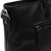 Detailansicht of Classic Collar &amp; Heavy-Duty Zipper Hardware on Pergamino Full-Grain Leather Handbag für Damen