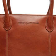 Styled Fit Perspective of Pergamino Full-Grain Leather Handbag für Damen on Model - Natural Daylight Drape