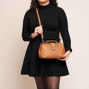 Styled Fit Perspective of Rachael Full-Grain Leather Handbag für Damen on Model - Natural Daylight Drape