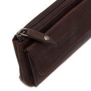 Styled Fit Perspective of Violette Full-Grain Leather Key Case für Damen on Model - Natural Daylight Drape