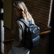 Calden Full-Grain Leather Laptop Backpack für Damen - Structured Side Profile Showing Gusset Depth &amp; Expansion Capacity