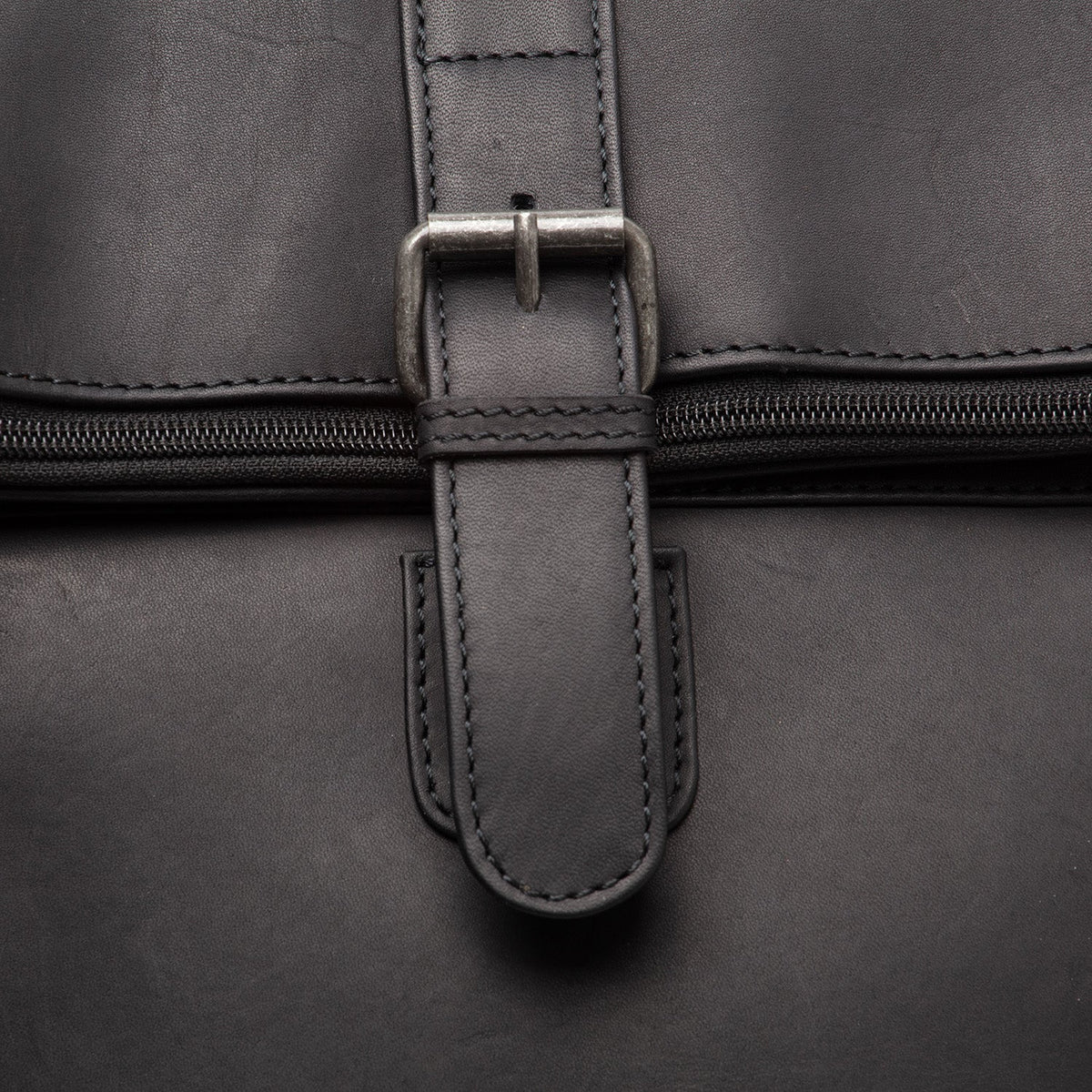 
Solid Antique Brass Hardware & Heavy-Duty Dual Zipper Detail on Larsson Vollnarbenleder-Laptop-Rucksack