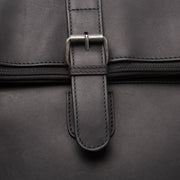 
Solid Antique Brass Hardware & Heavy-Duty Dual Zipper Detail on Larsson Vollnarbenleder-Laptop-Rucksack