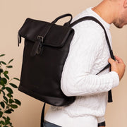 
Classic 100% Full-Grain leather Backpack - Rückansicht mit verstärkten Lederträgern & handwerklichen Nähten