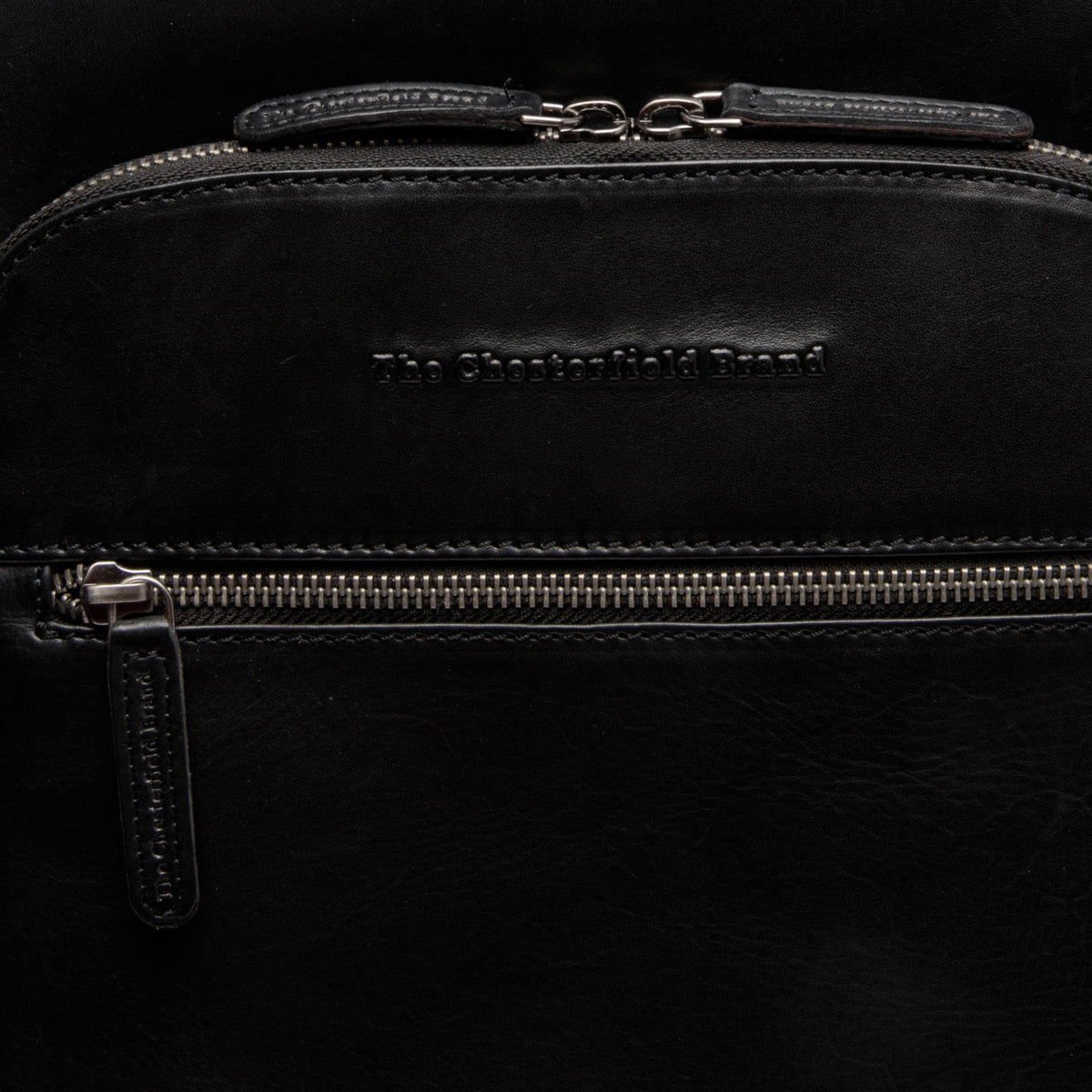 
Solid Antique Brass Hardware & Heavy-Duty Dual Zipper Detail on Maggiore Vollnarbenleder-Laptop-Rucksack