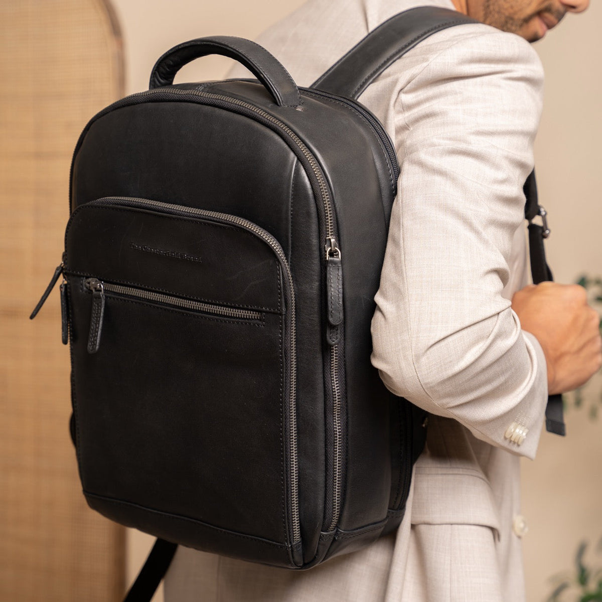 
Classic 100% Full-Grain leather Backpack - Rückansicht mit verstärkten Lederträgern & handwerklichen Nähten
