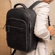 
Classic 100% Full-Grain leather Backpack - Rückansicht mit verstärkten Lederträgern & handwerklichen Nähten