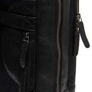 
Solid Antique Brass Hardware & Heavy-Duty Dual Zipper Detail on Nicola Vollnarbenleder-Laptop-Rucksack