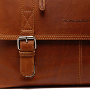 
Solid Antique Brass Hardware & Heavy-Duty Dual Zipper Detail on Imperia Vollnarbenleder-Laptoptasche