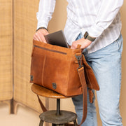 
Imperia Vollnarbenleder-Laptoptasche - Strukturierte Seitenansicht mit Faltentiefe & Erweiterungsvolumen