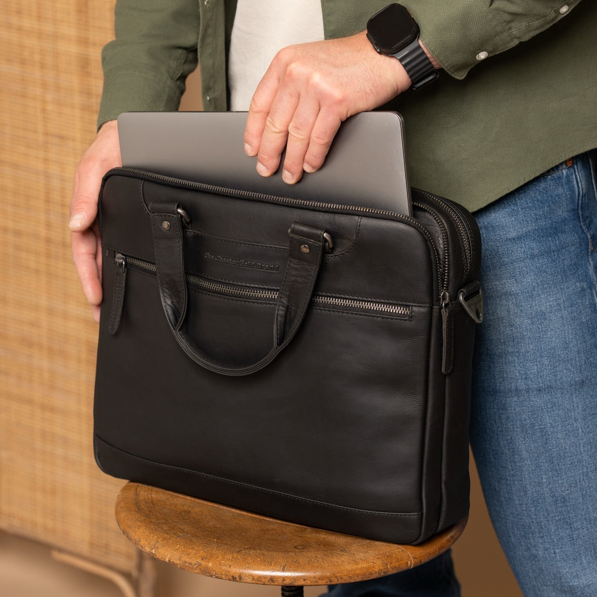 
Classic 100% Full-Grain leather Briefcase - Rückansicht mit verstärkten Lederträgern & handwerklichen Nähten
