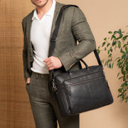 Solid Antique Brass Hardware &amp; Heavy-Duty Dual Zipper Detail on Tacama Full-Grain Leather Laptop Bag für Damen