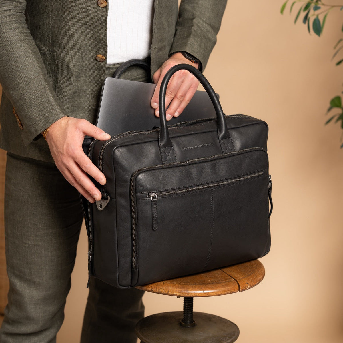 Tacama Full-Grain Leather Laptop Bag für Damen - Structured Side Profile Showing Gusset Depth &amp; Expansion Capacity
