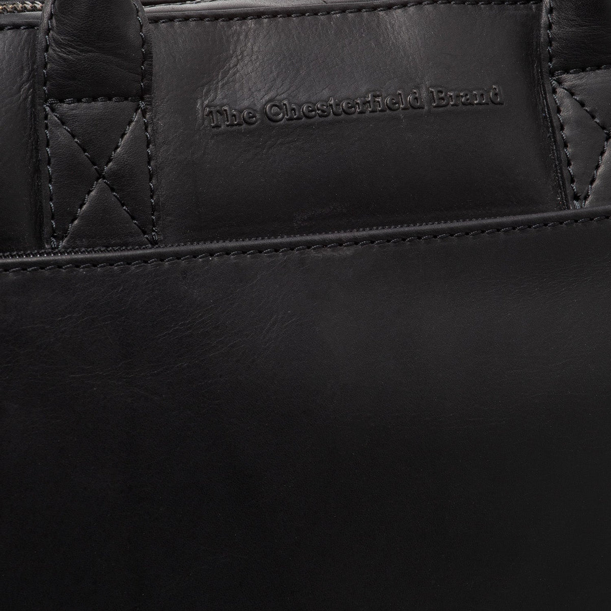 Solid Antique Brass Hardware &amp; Heavy-Duty Dual Zipper Detail on Tilbury Full-Grain Leather Laptop Bag für Damen