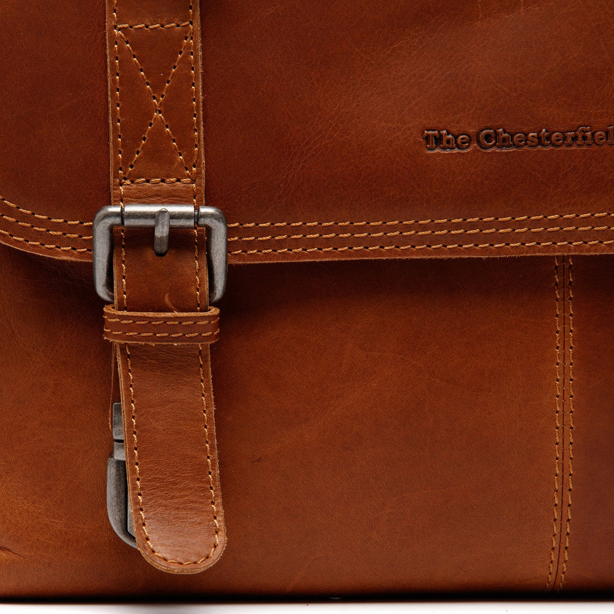
Solid Antique Brass Hardware & Heavy-Duty Dual Zipper Detail on Veneto Vollnarbenleder-Laptoptasche